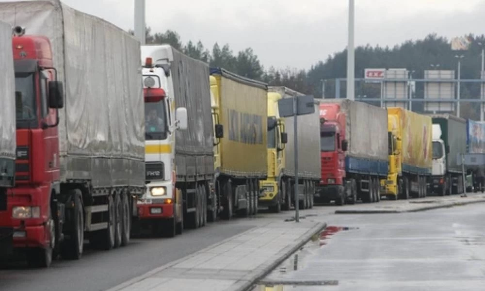 Κορονοϊός: Τα κλειστά σύνορα καθυστερούν τις παραδόσεις χαρτόμαζας